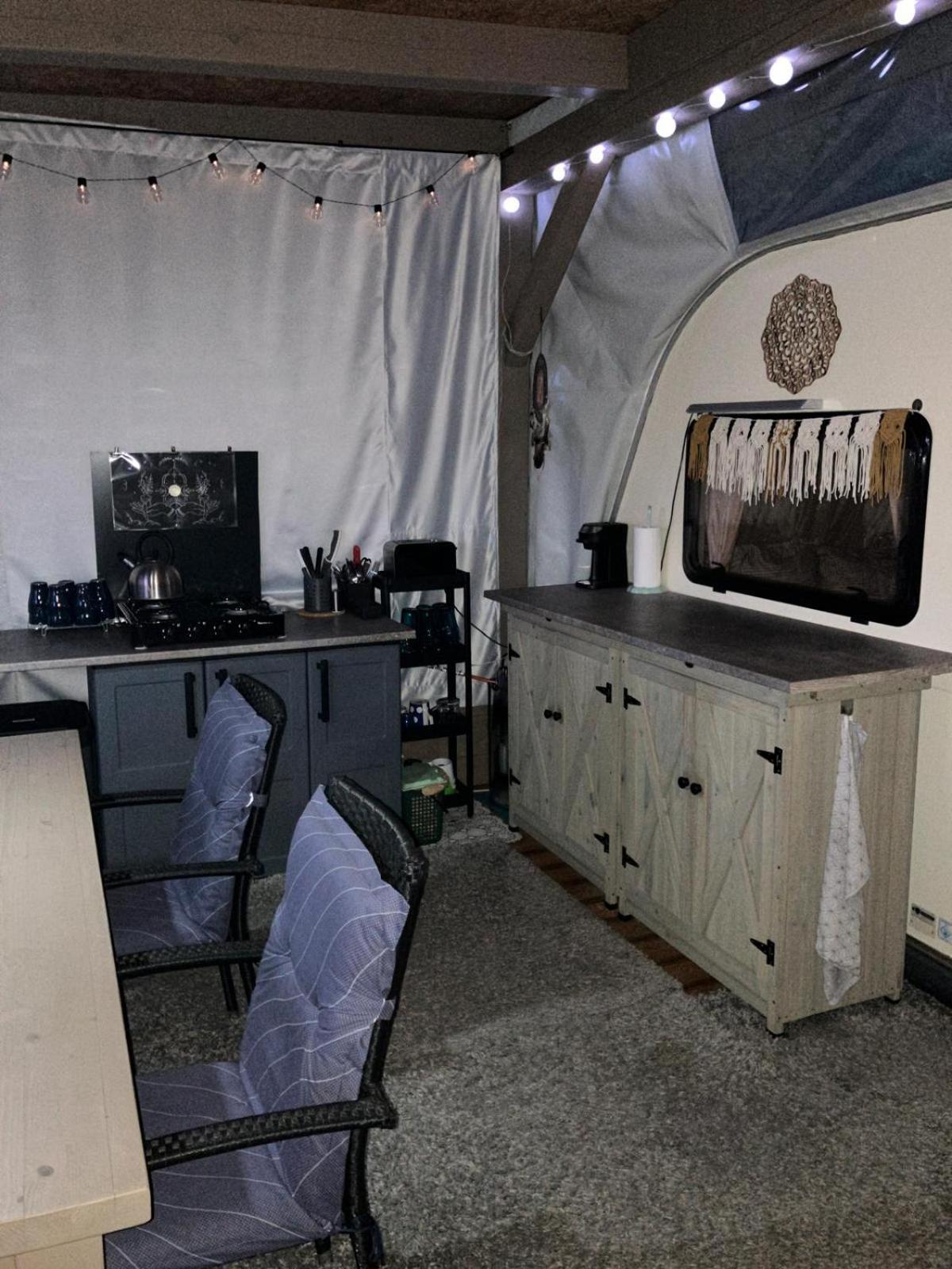 Glamping Karavan U Konopiste Chrastany  Εξωτερικό φωτογραφία